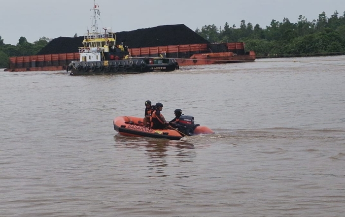 Tim SAR gabungan melakukan pencarian terhadap korban tenggelam di Sungai Mahakam