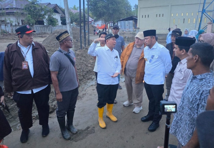 Gubernur Kalimantan Timur (Kaltim), Rudy Mas’ud, menyerahkan langsung bantuan untuk korban banjir di Aceh. (Pemprov Kaltim)