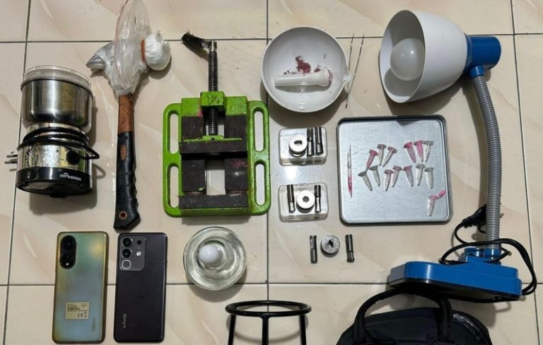 Barang bukti peralatan pembuatan ekstasi oplosan