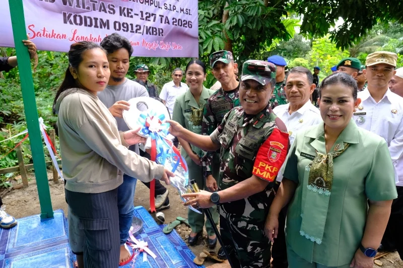 Keluarga Herwanto, menerima kunci rumah dari Danrem 091/Aji Surya Natakesuma Brigjen TNI, Anggara Sitompul. (Ist/Penrem 091/ASN)