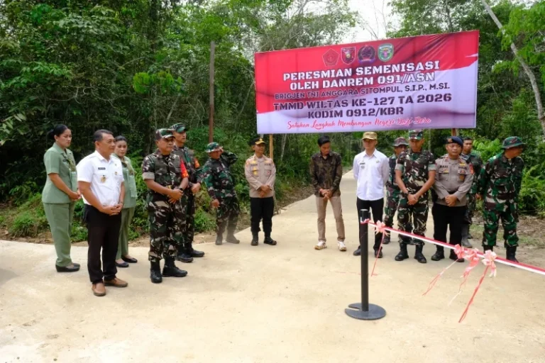 Semenisasi badan jalan sepanjang 475 meter dalam Program TMMD ke-127 di Kutai Barat. (Ist/Penrem 091/ASN)