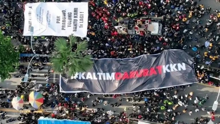 Demo 21 April di depan Kantor Gubernur Kaltim, Selasa (21/4/2026) (Ist/Aliansi Perjuangan Masyarakat Kaltim)