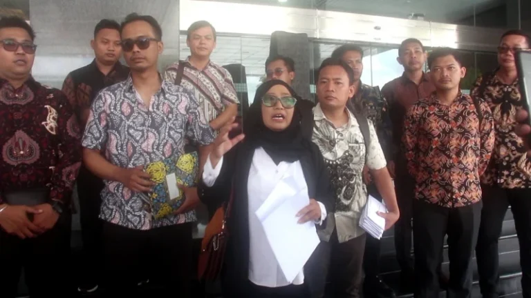 Sekelompok pengacara di Samarinda menuntut pembubaran Tim Ahli Gubernur Kalimantan Timur (TAGUPP) yang dinilai cacat hukum, Senin (27/4/2026).