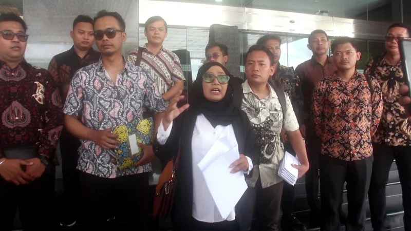 Sekelompok pengacara di Samarinda menuntut pembubaran Tim Ahli Gubernur Kalimantan Timur (TAGUPP) yang dinilai cacat hukum, Senin (27/4/2026).