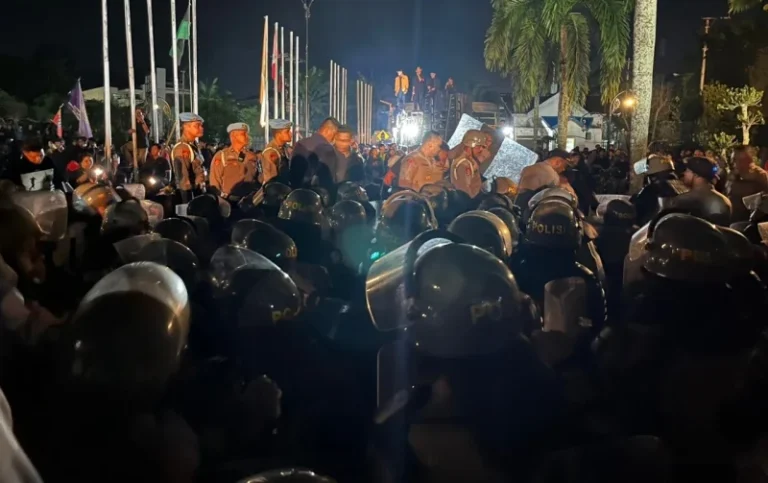 Ribuan warga Kalimantan Timur (Kaltim) bertahan hingga larut malam di halaman kantor DPRD Kaltim, Samarinda.