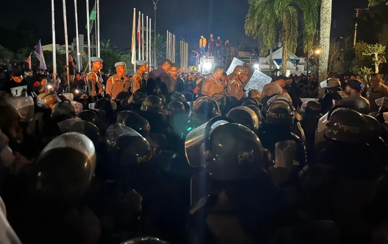 Ribuan warga Kalimantan Timur (Kaltim) bertahan hingga larut malam di halaman kantor DPRD Kaltim, Samarinda.