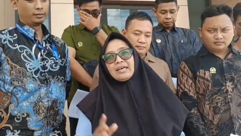 Kuasa Hukum Penggugat, Dyah Lestari, usai sidang lanjutan yang menggugat Surat Keputusan (SK) Gubernur Kaltim tentang TAGUPP di PTUN Samarinda, Kamis (9/7/2026).