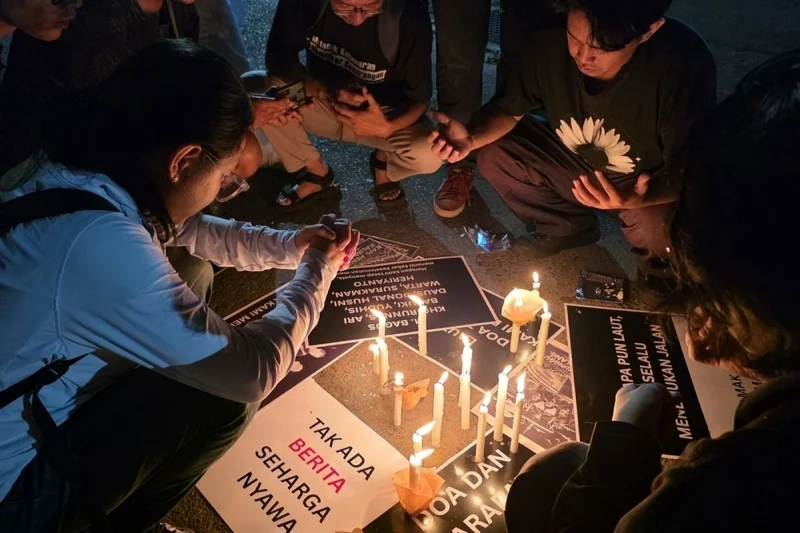 Doa bersama di kawasan Pleburan, Kota Semarang, Rabu (16/9/2026) malam, untuk lima jurnalis dan tiga awak kapal yang hilang di perairan Selat Sunda. (kompas)